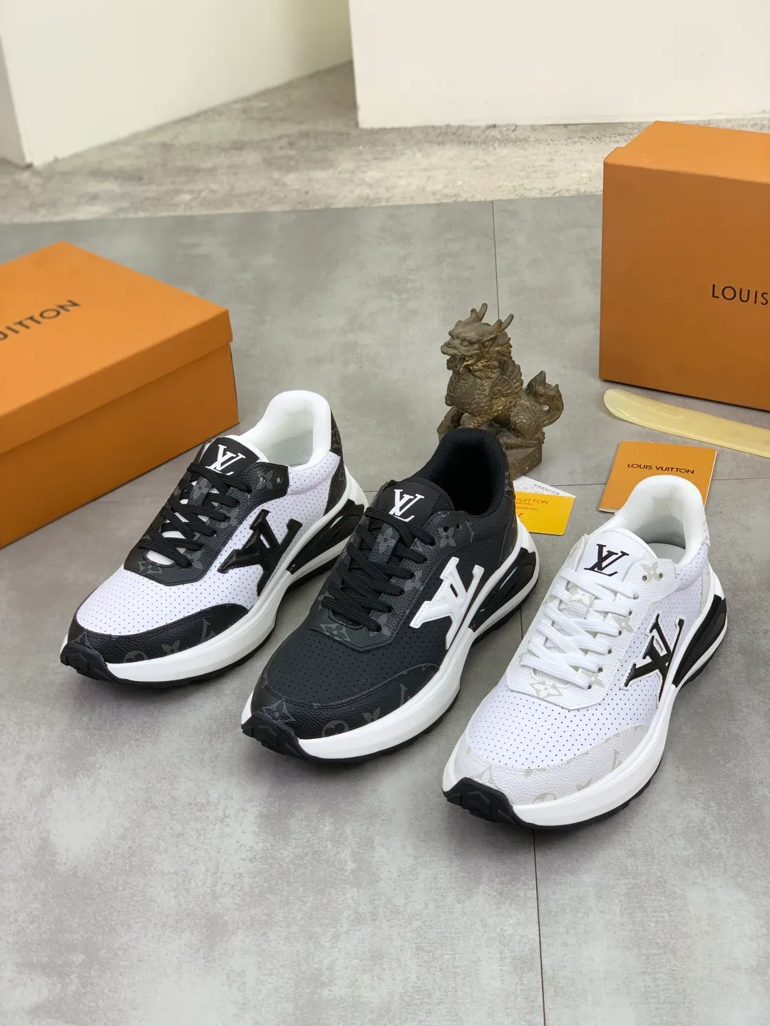 Men's shoes 💰P460 💰 [New model] 🆘 The latest model from LV official website 🎁 Casual and fashionable men's shoes 👟 Hot style 💥 Simple and elegant style, exclusive for trendy men. Unique latest brand elements from the official website 👑 Original decoration, fashionable and generous, the fabric is made of original calfskin ➕ Comfortable and breathable mesh lining ➕ Pigskin lining ✅The official website specifies wear-resistant casual outsole, the classic model is taken in real life🎬Color: 3️⃣colors available😍Number of codes: 38-44 (45 46 customized)